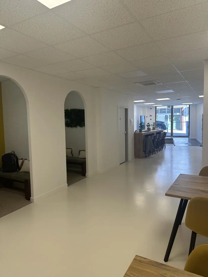 Couloir du Silicone Valley à Gex, où Bastien Guilloux reçoit ses clients